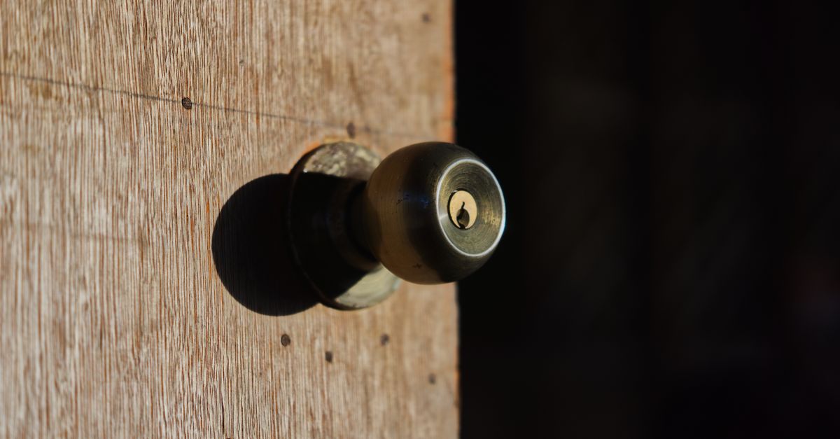 Door Knob Lock vs. Deadbolt: What Bronx Homes Really Need — Fordham Locksmith Bronx